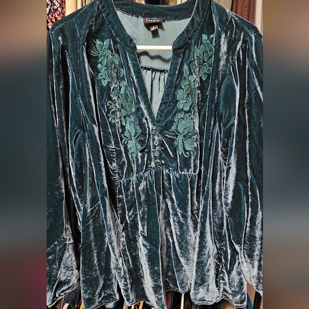 NWOT Torrid Emerald Green Embroidered Velvet Flowy Top Sz 1